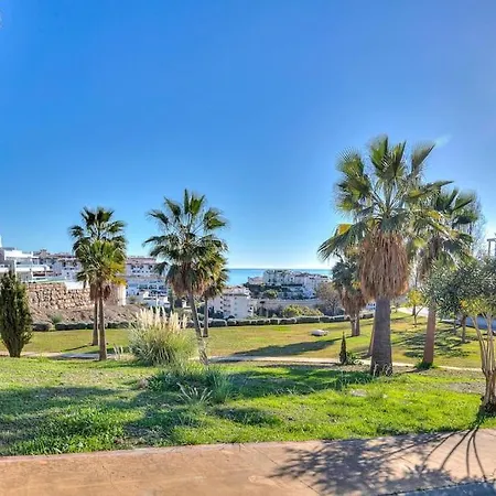 Ocean & Pool View 3-bedroom Apt.