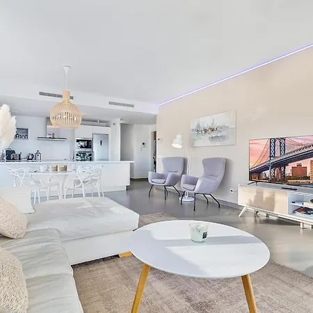 Ocean & Pool View 3-bedroom Apt. Malaga